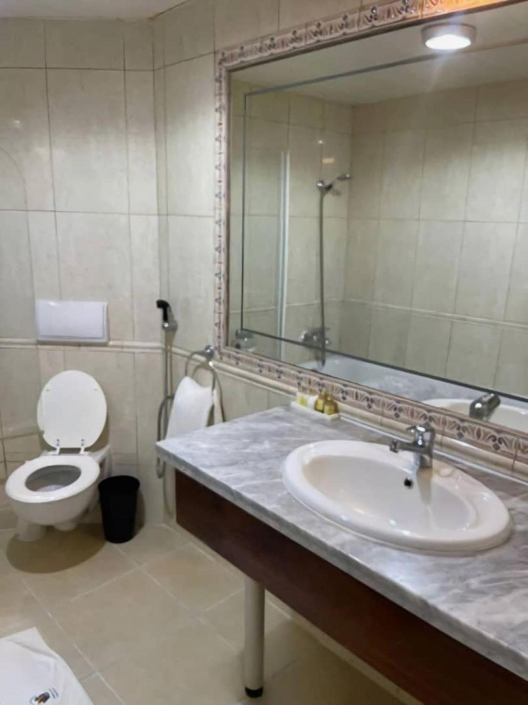 Hotel Barmoi Freetown Esterno foto