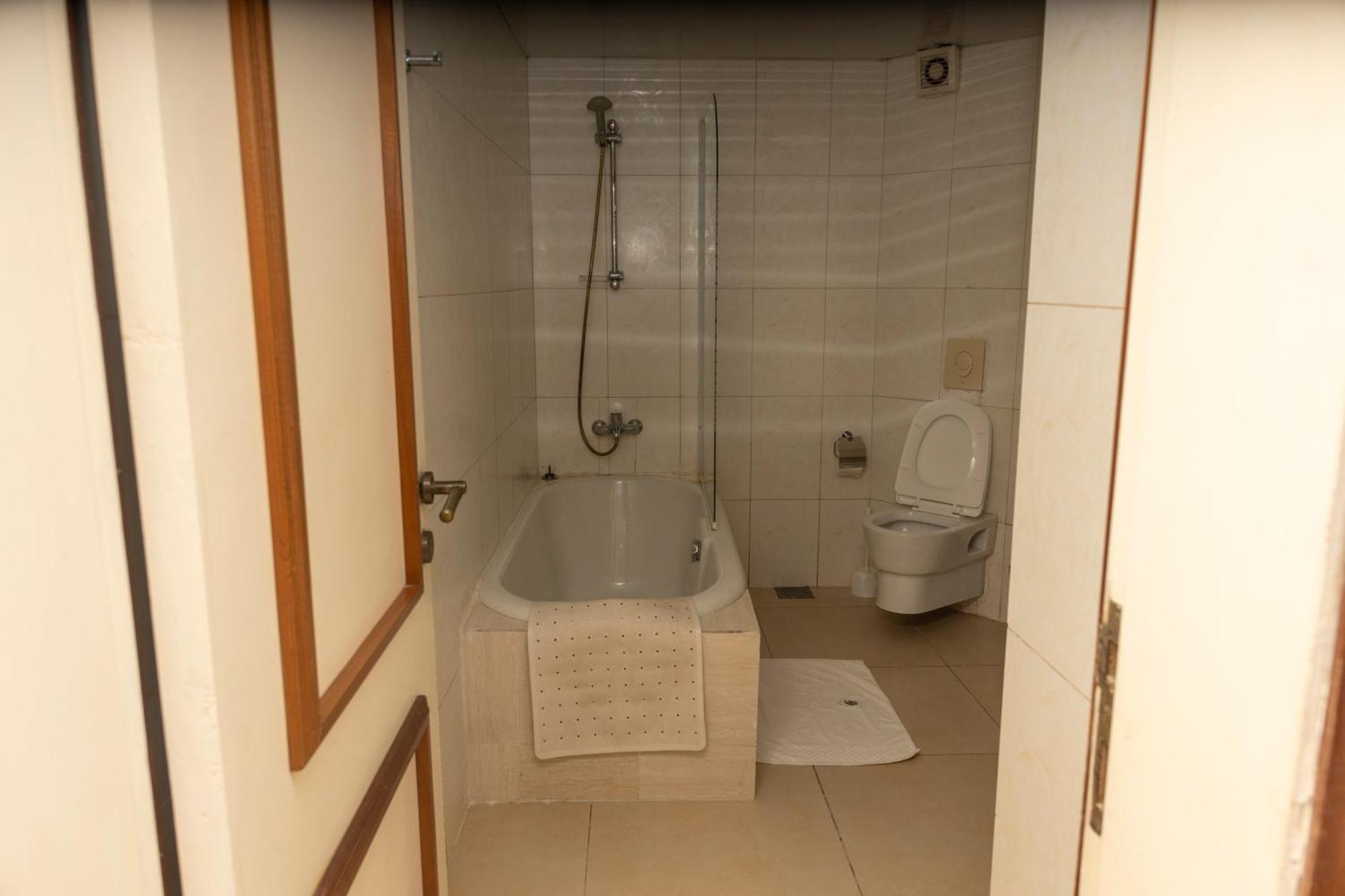 Hotel Barmoi Freetown Esterno foto