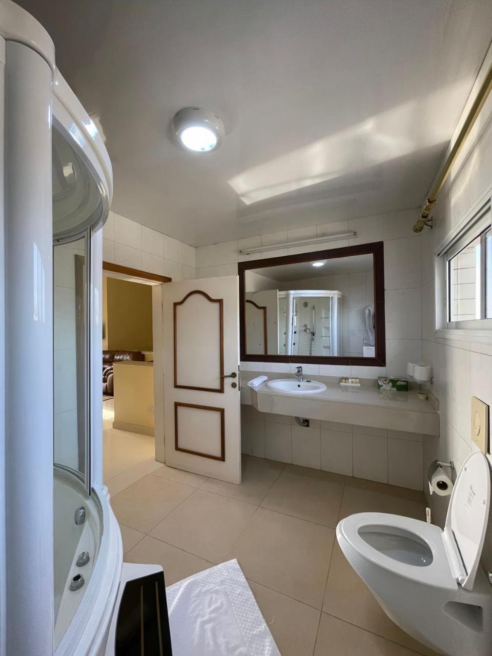Hotel Barmoi Freetown Esterno foto