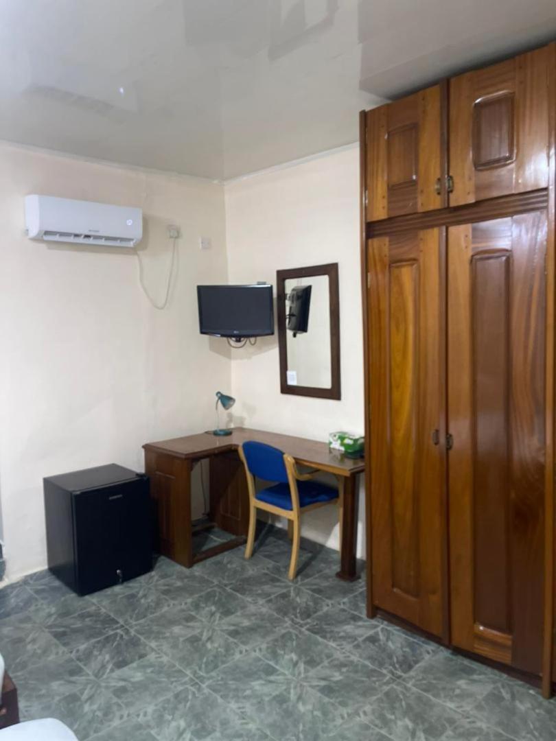 Hotel Barmoi Freetown Esterno foto