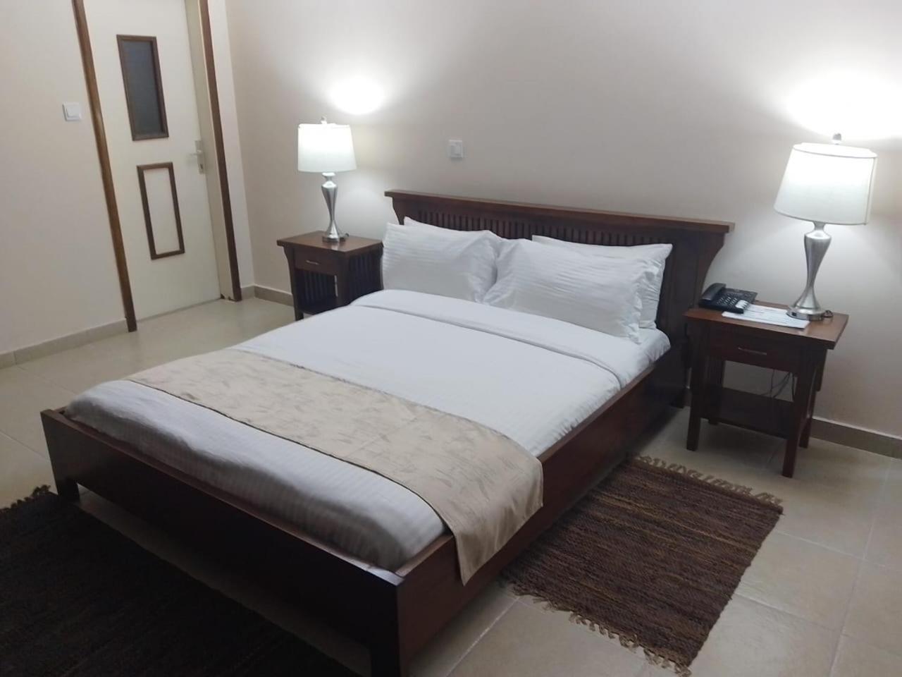 Hotel Barmoi Freetown Esterno foto