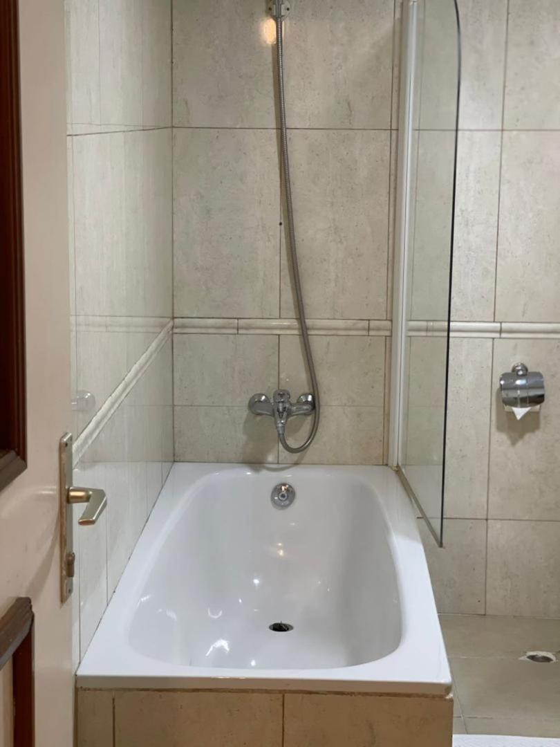 Hotel Barmoi Freetown Esterno foto